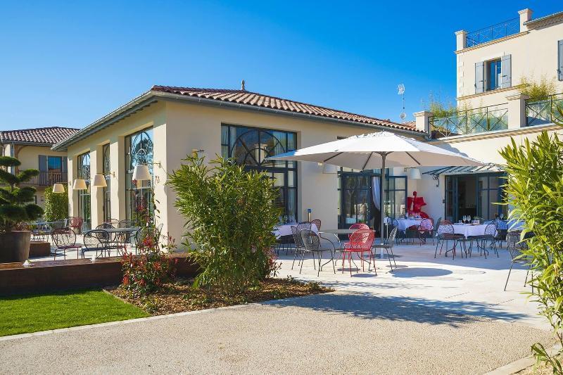 Clos Castel Villas Кастельжалу Екстер'єр фото