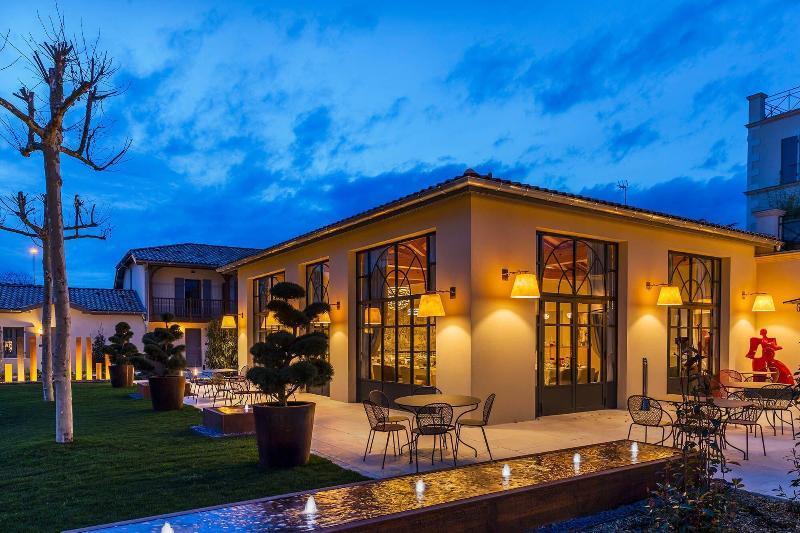Clos Castel Villas Кастельжалу Екстер'єр фото